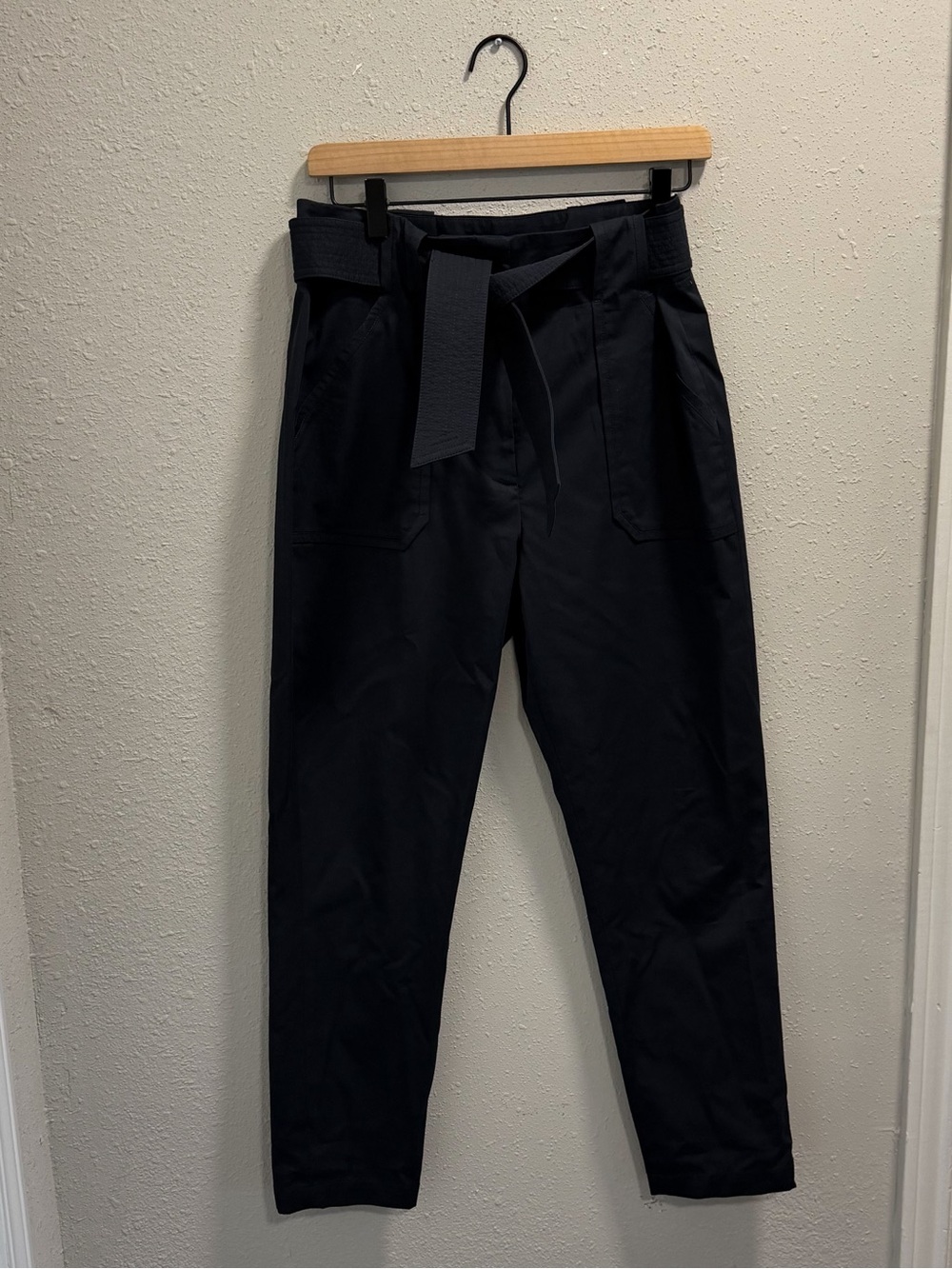 Veronica Beard Size 8 navy Mahary belted straight Leg pants